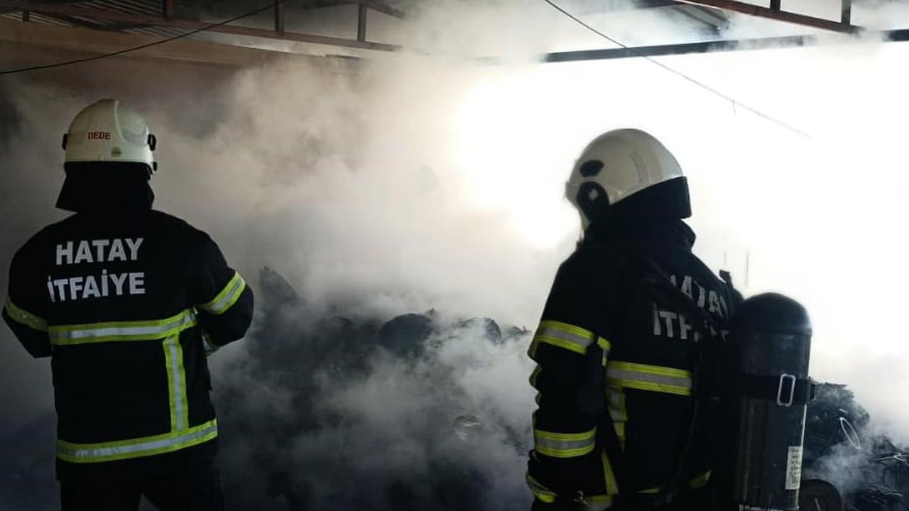 Kırıkhan'da çatı yangını: 2 katlı müstakil ev itfaiye tarafından söndürüldü