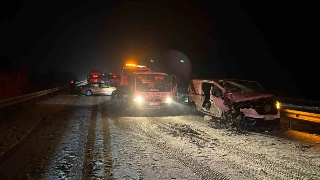 Kırıkkale-Çorum yolunda kar yağışı zincirleme kaza: 1 yaralı, kaza anı kamerada