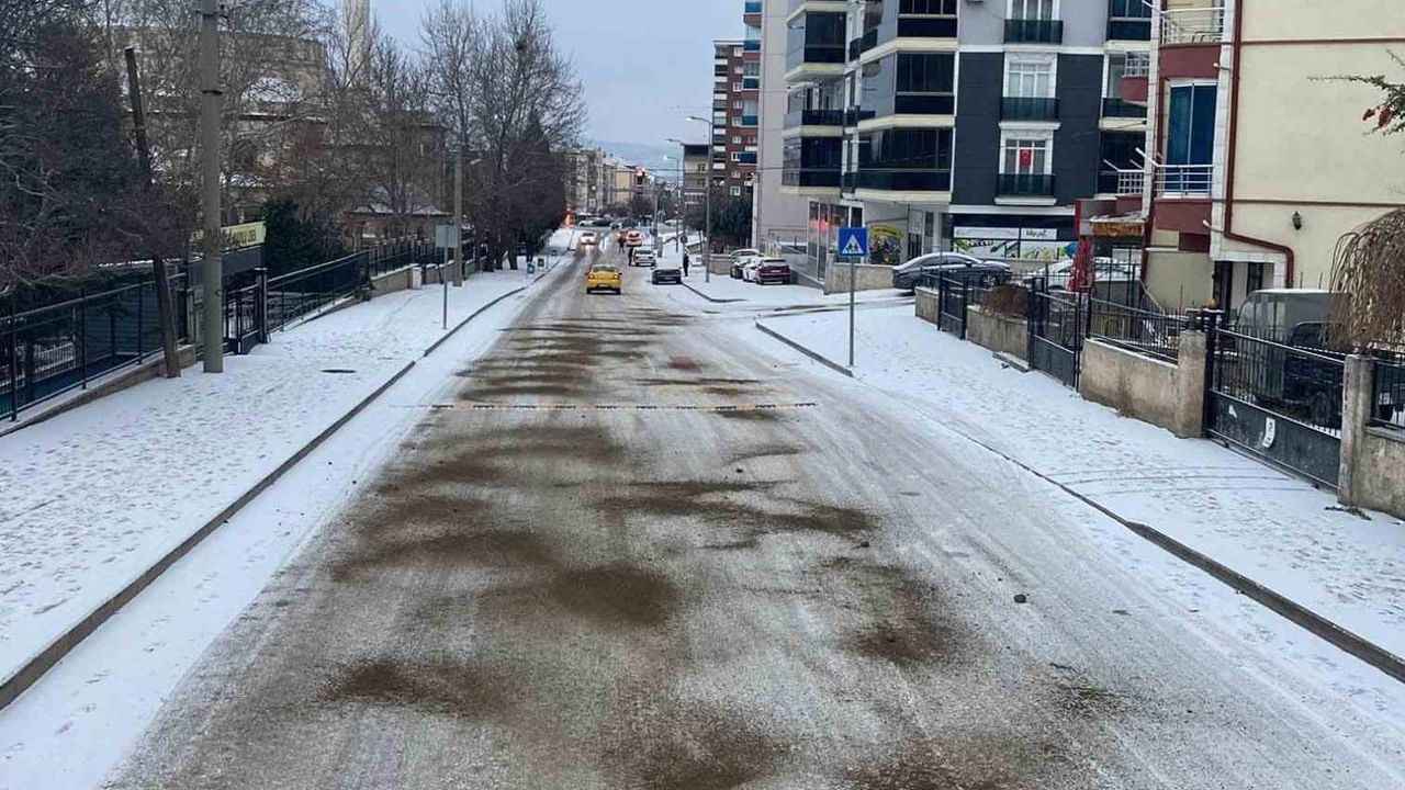 Kırıkkale'de belediye ekipleri karla mücadelede aralıksız çalışıyor