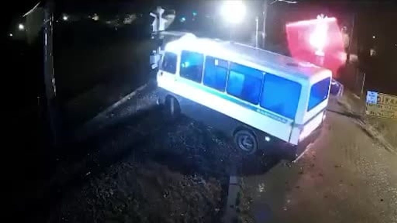 Kırıkkale'de hemzemin geçitte rayda kalan dolmuşa Doğu Ekspresi çarptı; sürücü son anda kurtuldu