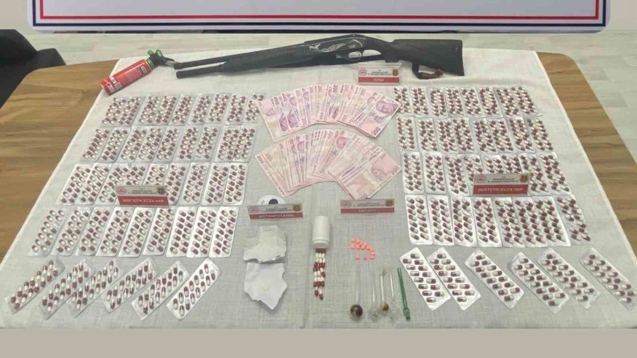 Kırıkkale'de Jandarma Operasyonu: Ev ve Araçta Çok Sayıda Uyuşturucu Ele Geçirildi, Şüpheli Tutuklandı