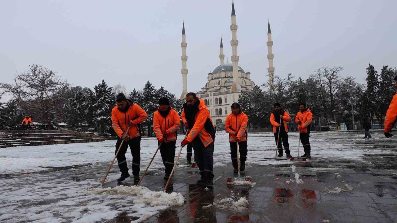 Kırıkkale’de kar sonrası kaldırımlar temizleniyor