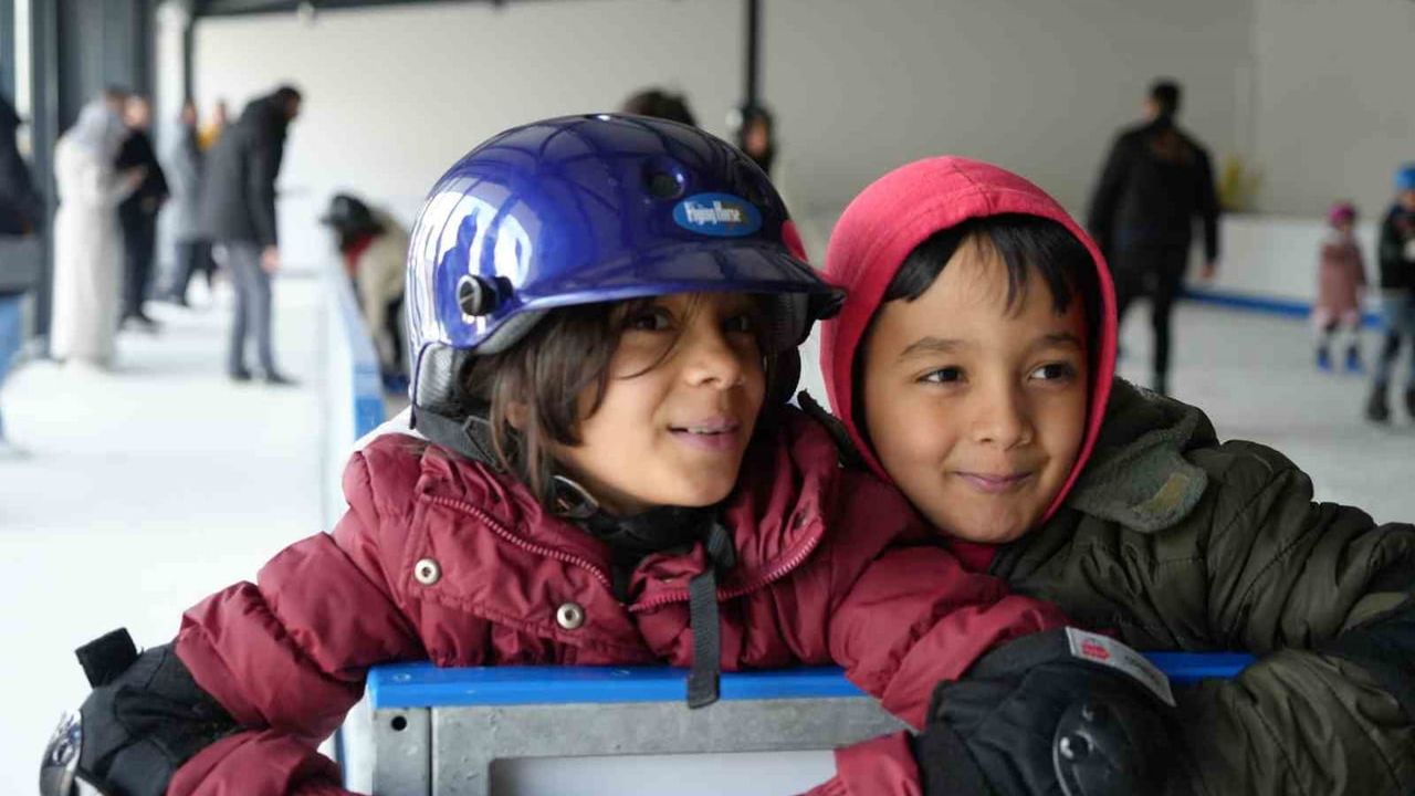 Kırıkkale'de karnesini getiren çocuklara ücretsiz buz pisti