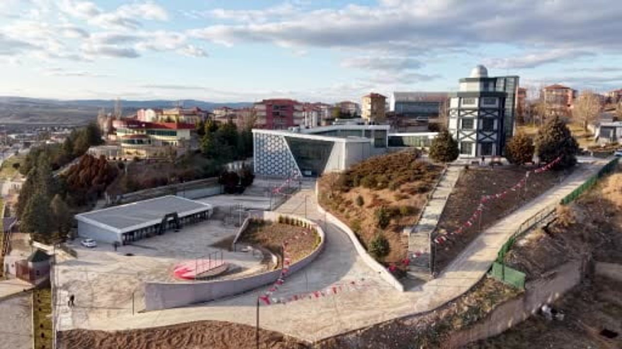 Kırıkkale'de Karnesini Getiren Çocuklara Ücretsiz Buz Pisti İmkanı