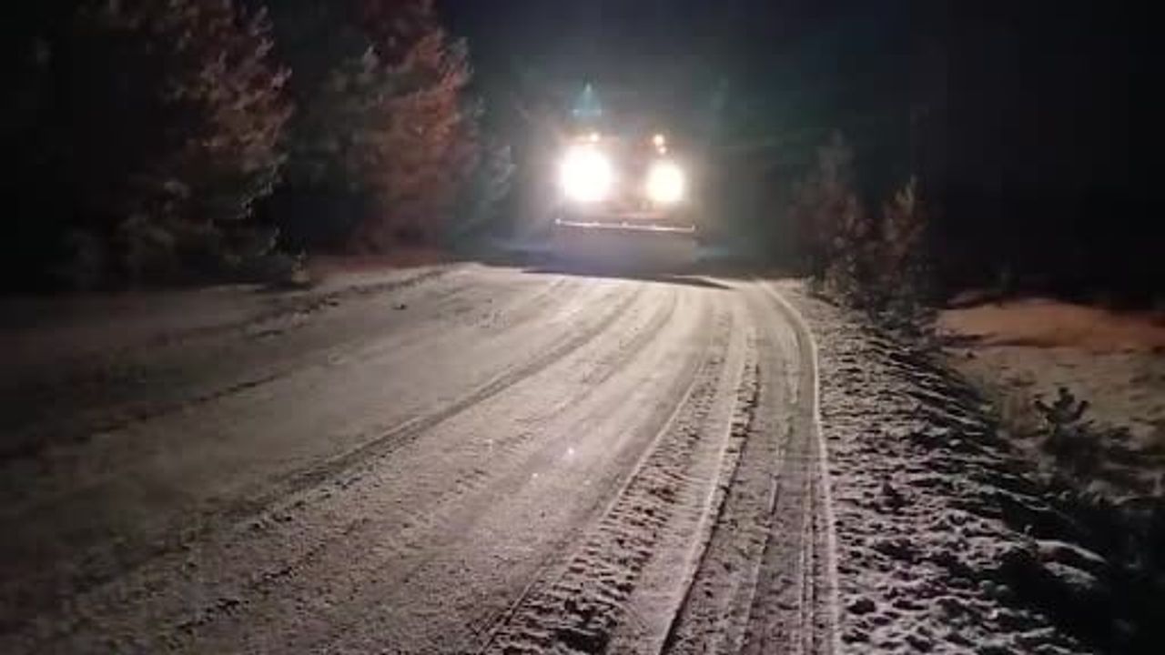 Kırıkkale'de Köy Yollarında Karla Mücadele: İl Özel İdaresi'nden Tuzlama ve Kar Küreme Çalışmaları