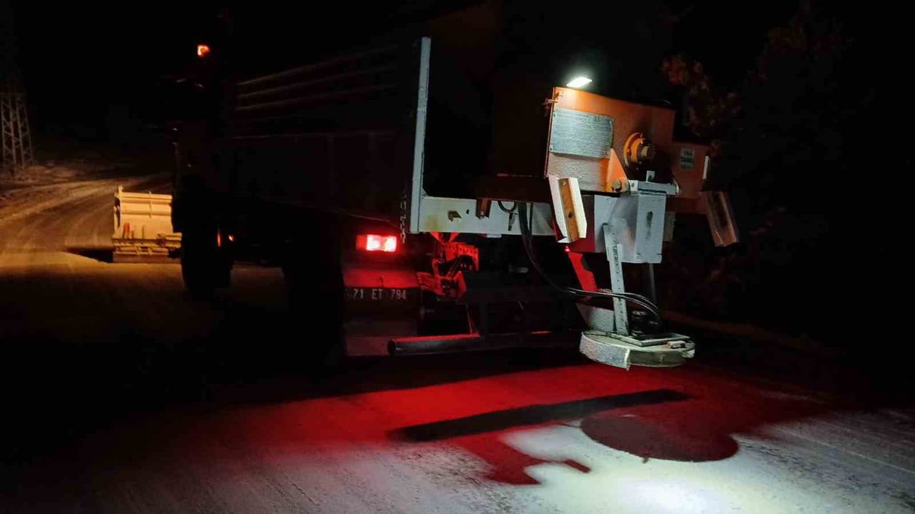 Kırıkkale'de Köy Yollarında Karla Mücadele: Tuzlama ve Kar Küreme Çalışmaları Sürüyor