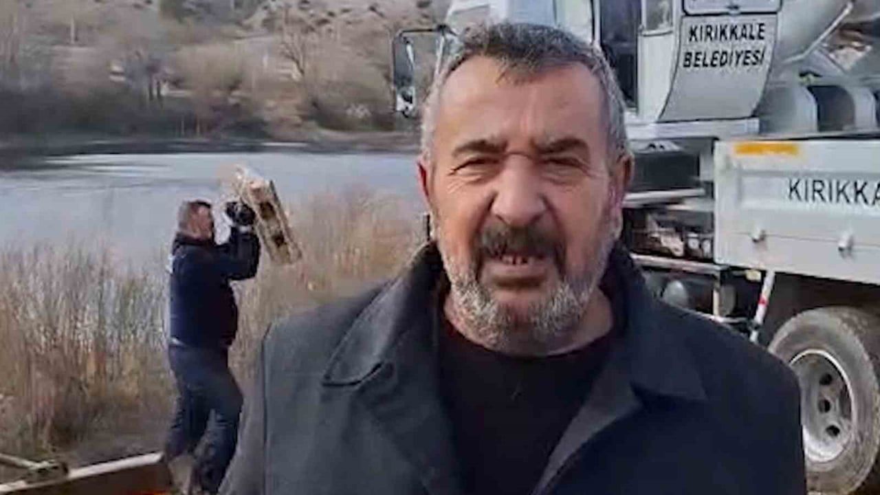 Kırıkkale’de park halindeki traktör Kızılırmak’a düştü; belediye vinçle çıkarıp sahibine teslim etti