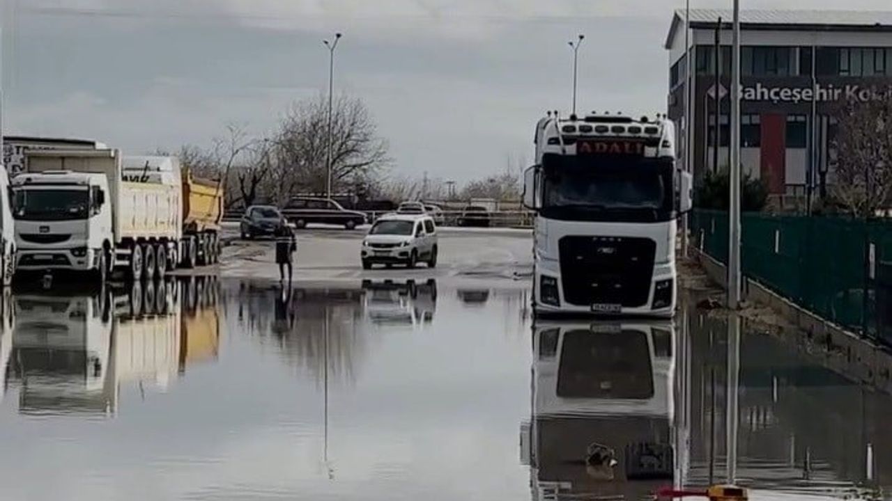 Kırklareli'de sağanak altyapı sorunlarını ortaya çıkardı; Başkan Bulut sokaklarda şiir okudu