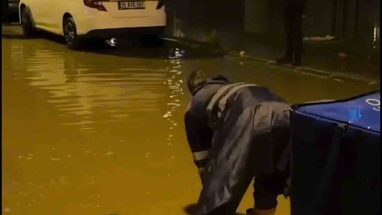 Kırklareli'de Sağanak Ulaşımı Olumsuz Etkiledi: Karabulut Sitesi'nde Su Baskını