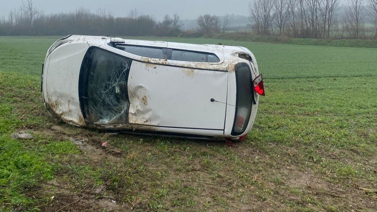 Kırklareli'de yağışlı havada sürücünün kontrolünü kaybettiği otomobil tarlaya uçtu