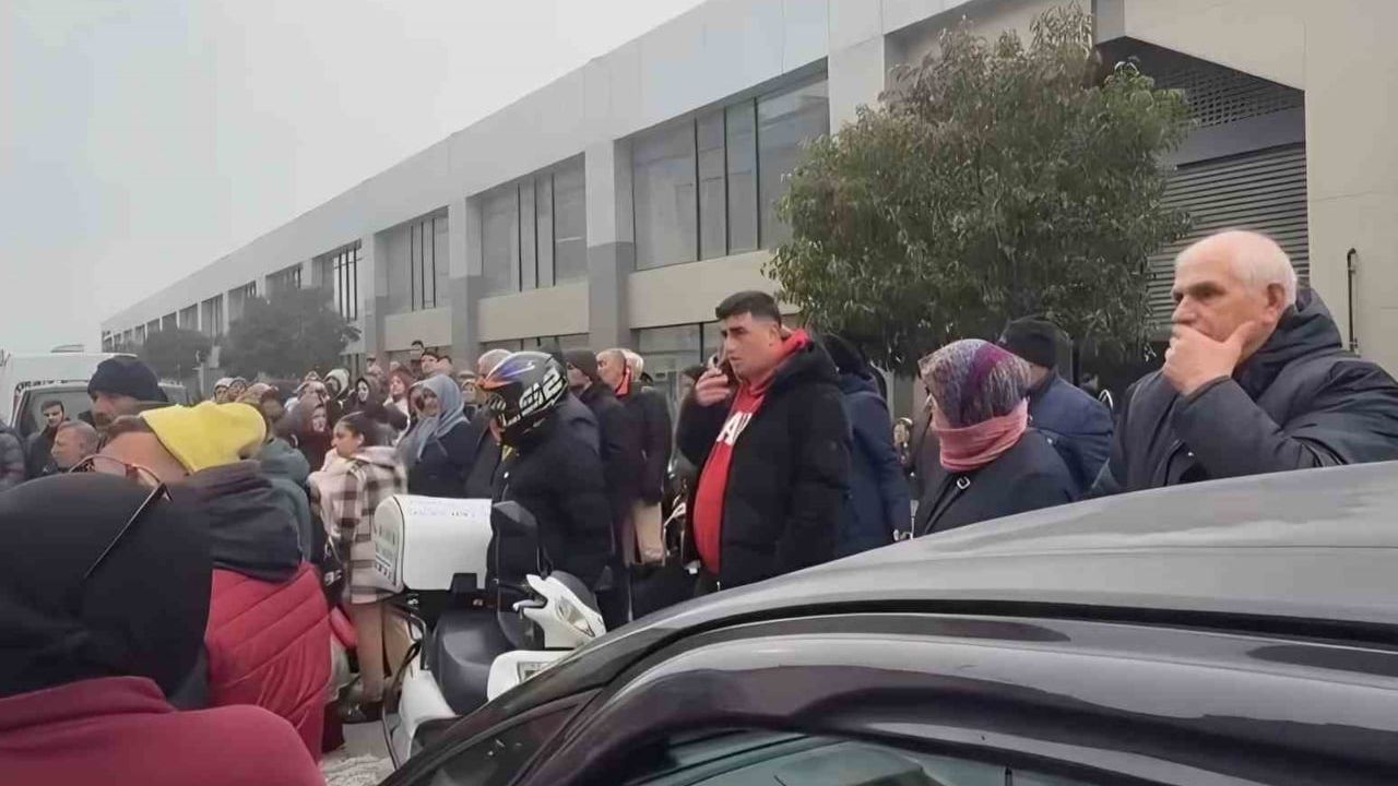 Kırklareli'de yaya geçidinde kamyona çarpan kadın yaralandı; vatandaşlar sürücüye tepki gösterdi