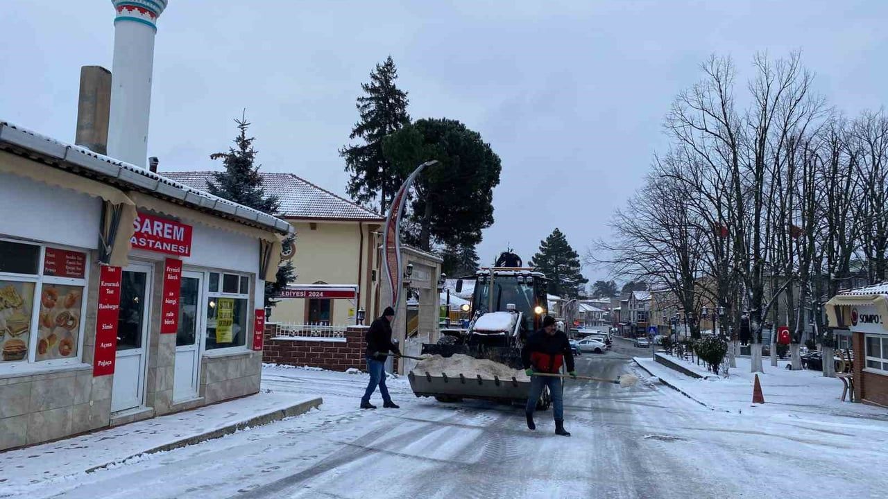 Kırklareli Demirköy'de Kar Etkili: Belediye Tuzlama ve Yol Açma Çalışmalarını Sürdürüyor