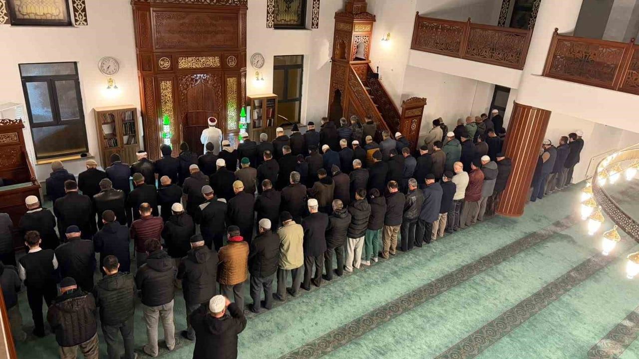Kırklareli'nde Pazar Sabahı Namazı Geleneği İstasyon Mahallesi Ulu Camii'nde Devam Ediyor
