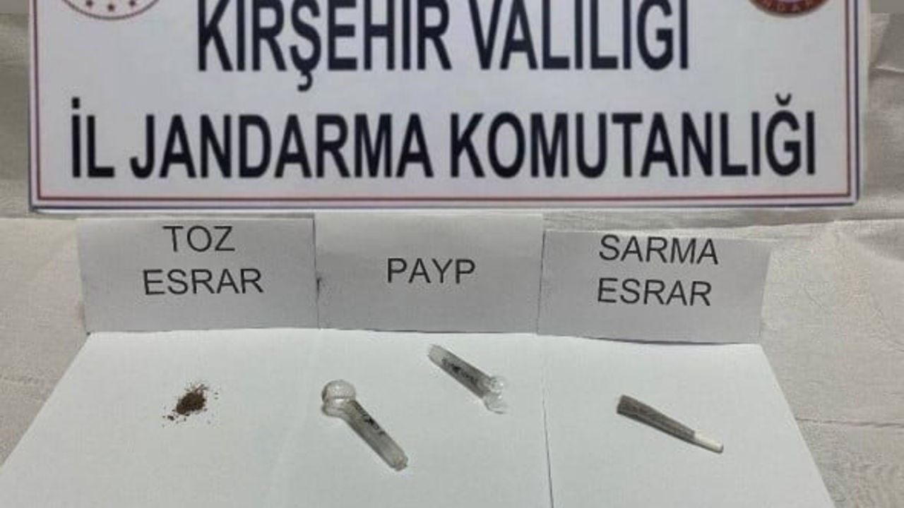 Kırşehir'de jandarma yol kontrolünde otomobilde 17 gram uyuşturucu ele geçirildi