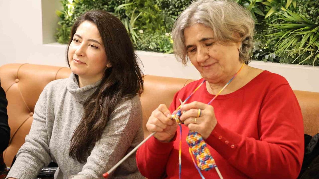 Kırşehir’de Kadınlardan İhtiyaç Sahibi Öğrencilere Karne Hediyesi: Atkı ve Bere Projesi