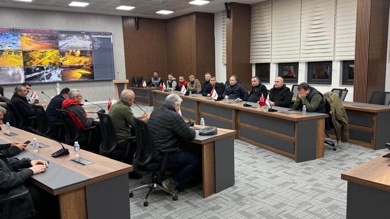 Kırşehir'de Kar Etkisi: 4 Köyde Elektrik Kesintisi, 7 Köyde Haberleşme Sorunu