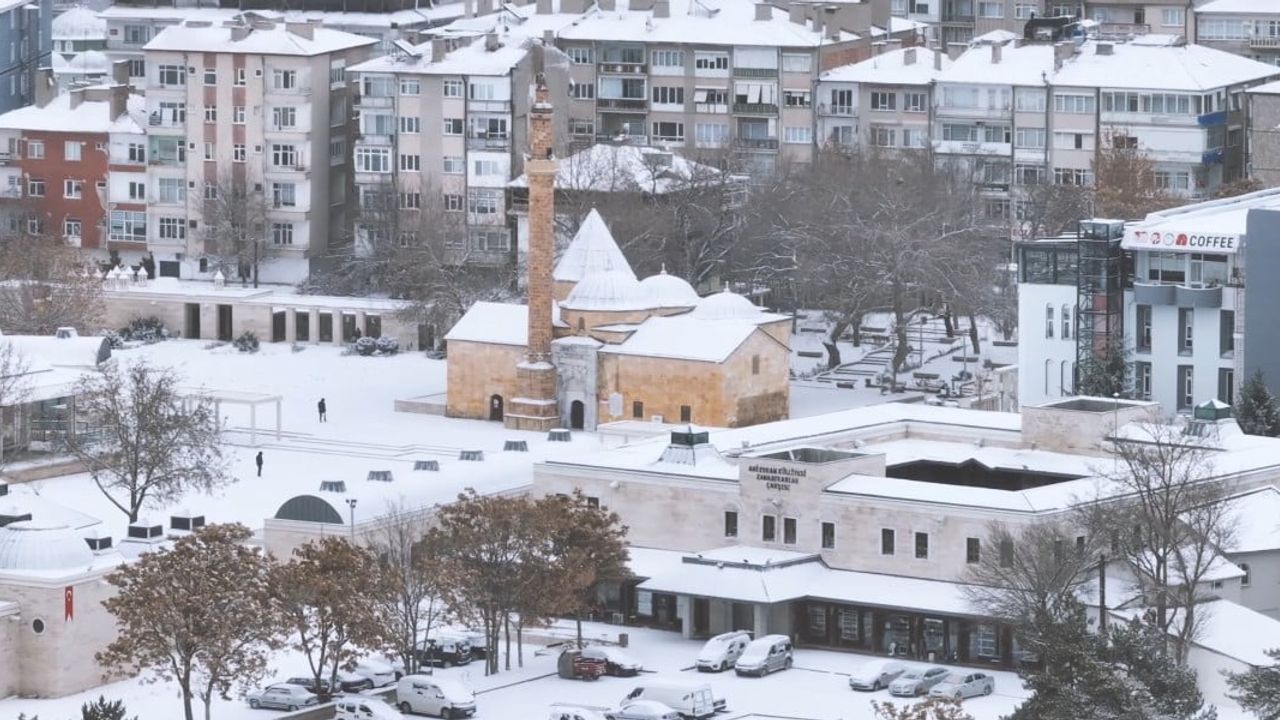 Kırşehir'de kar, tarihi mekanlara kartpostallık görüntüler sundu