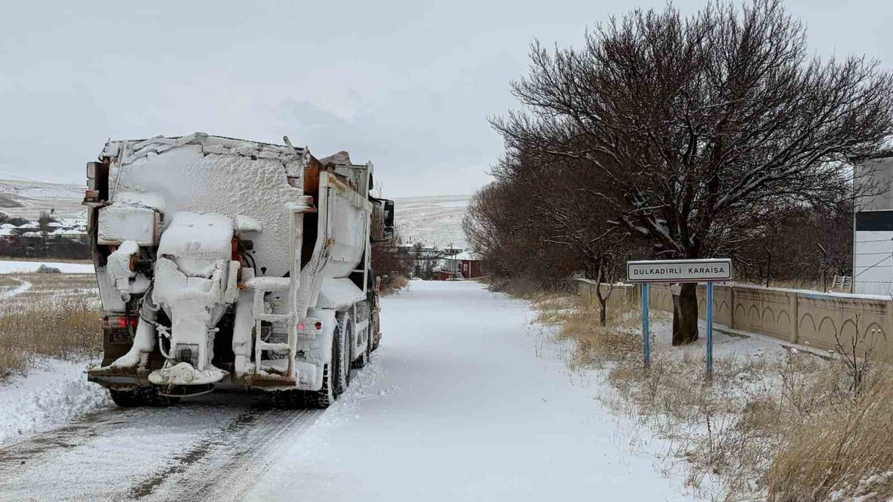 Kırşehir'de kar yağışı: Kapalı yol yok, ekipler tuzlama çalışmalarını sürdürüyor