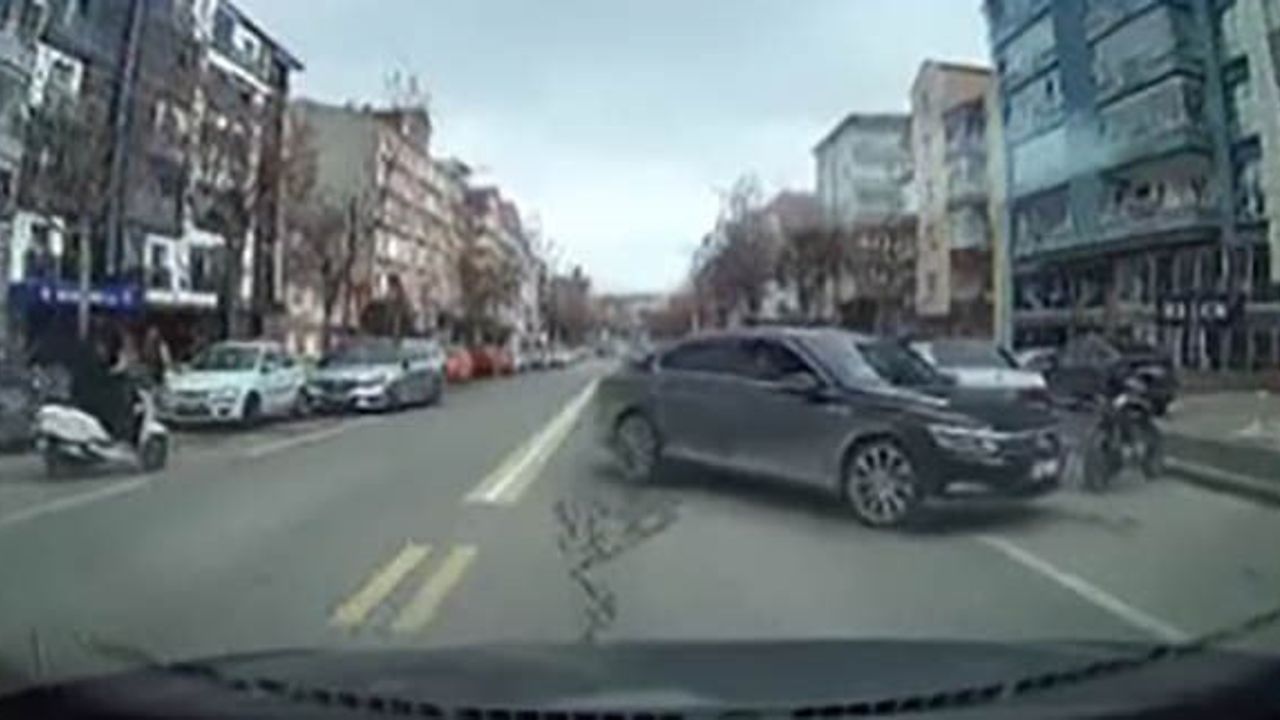 Kırşehir'de park halindeki araç el freni çekilmemesi nedeniyle hareket etti, başka sürücü müdahale etti