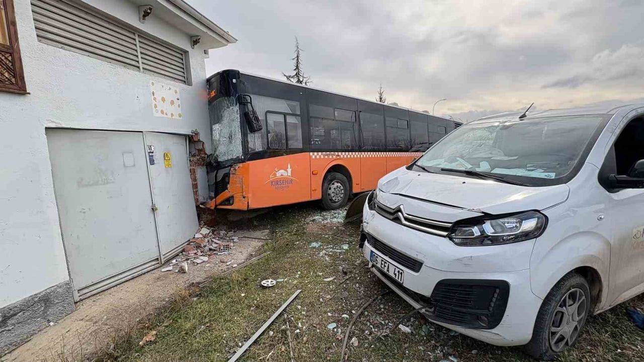 Kırşehir'de PTT kargo aracı ile belediye otobüsü kavşakta çarpıştı; anlar otobüs kamerasında