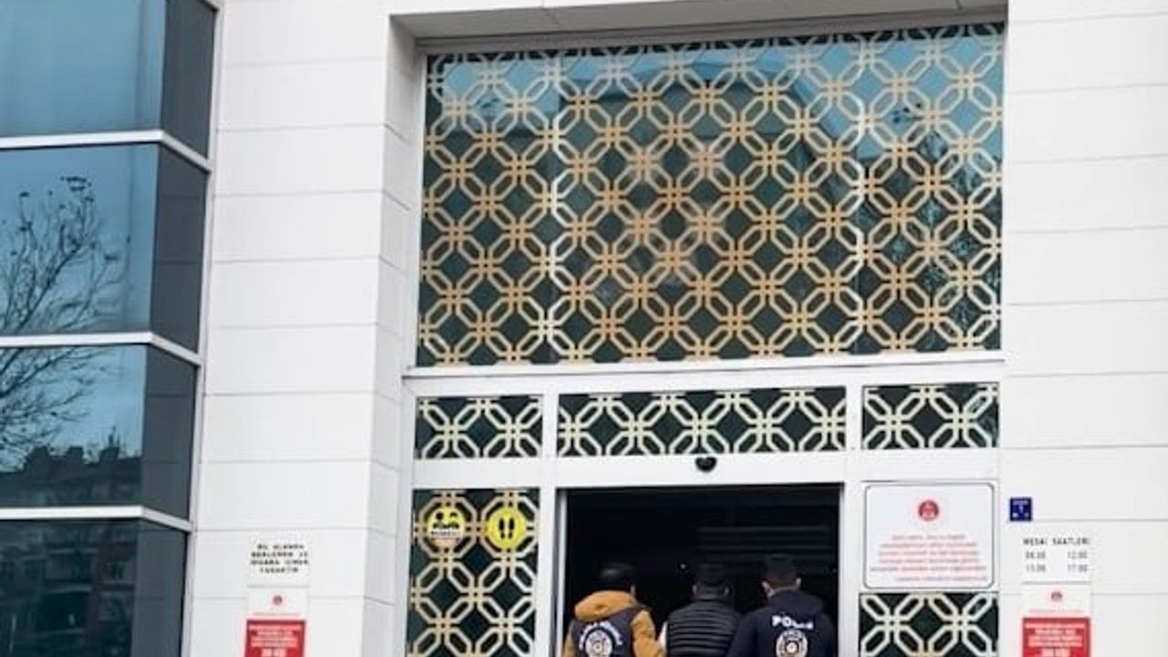 Kırşehir'de telefonlara zararlı yazılım yükleyerek hesapları boşaltan 2 şüpheli tutuklandı