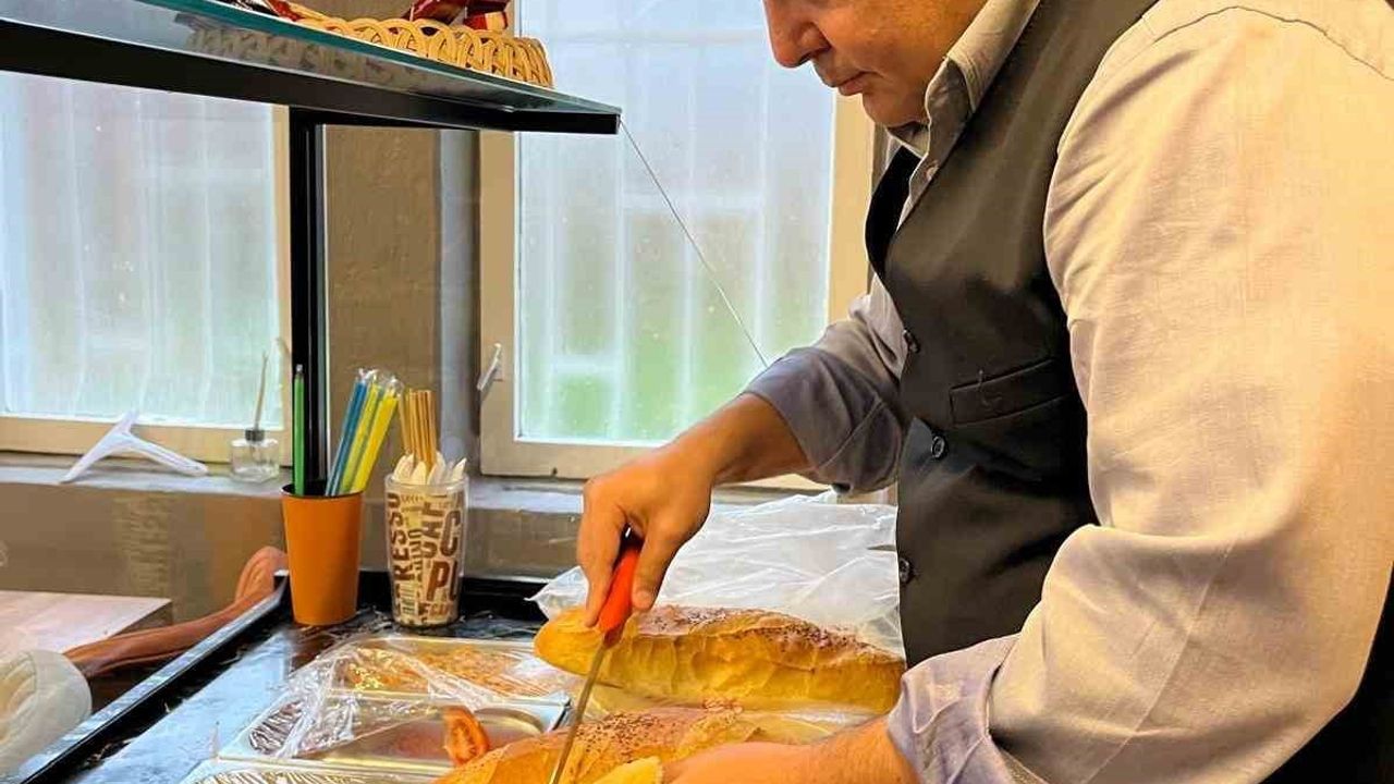 Kırşehir'de Vali Yardımcısı Alper Balcı, kadın kafede öğrencilere tost yaptı ve hesabı karşıladı