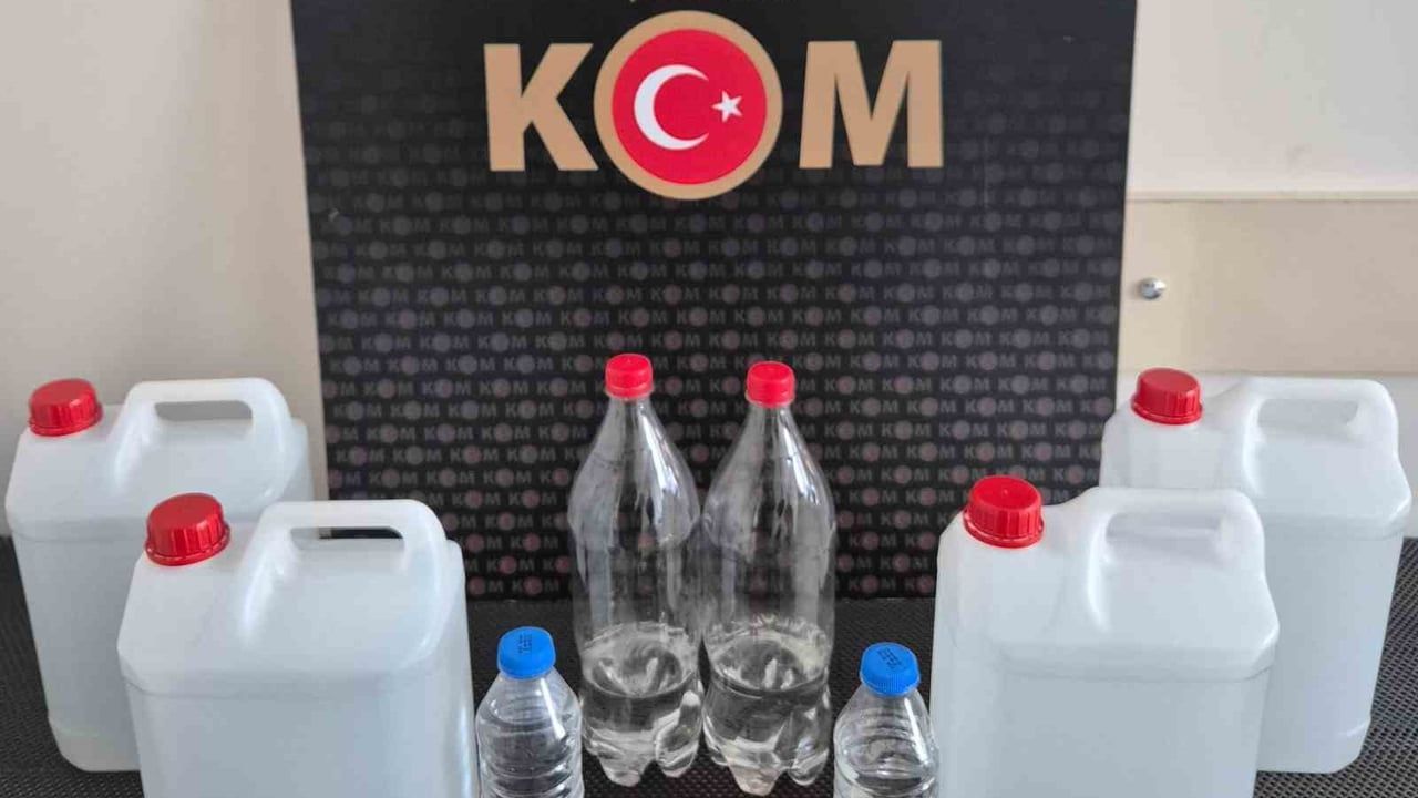 Kırşehir merkezinde sahte alkol operasyonu: 2 litre sahte içki ve 20 litre etil alkol ele geçirildi, 1 gözaltı