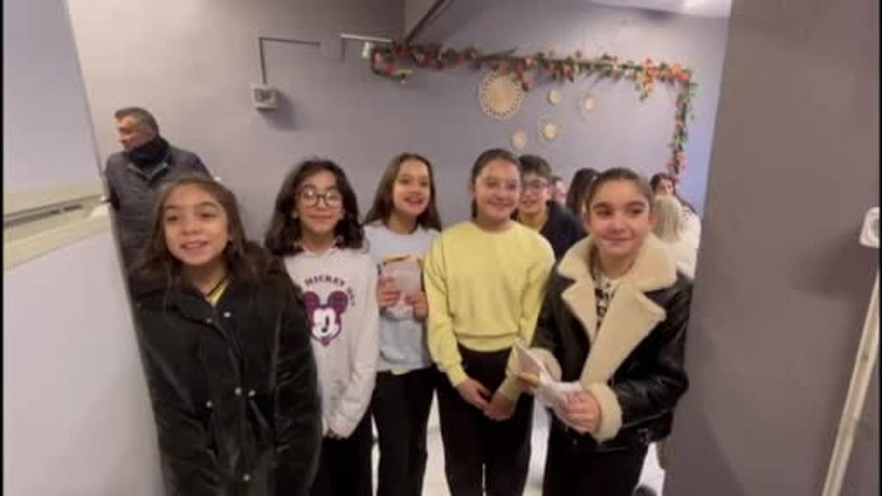 Kırşehir Vali Yardımcısı Alper Balcı, yeni kadın kafede öğrencilere tost yaptı ve hesaplarını ödedi