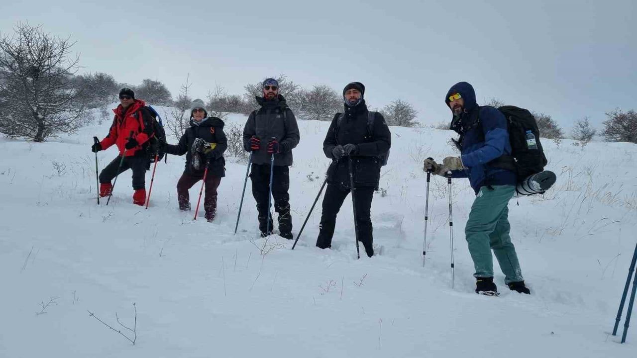 Kırşehirli dağcılar Gönül Dağı Kale Tepe Zirvesi'nde İstiklal Marşı'nı okudu