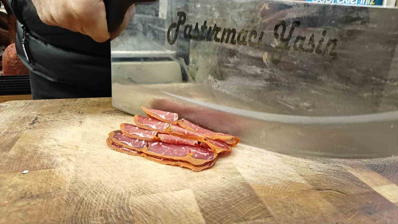 Kışın gelmesiyle Kayseri'de pastırma ve sucuk talebi arttı