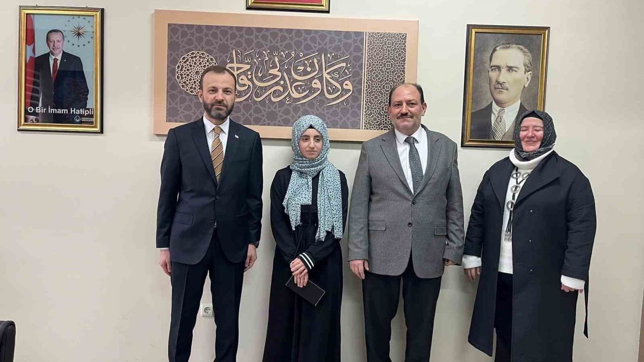 Kitap Okuma Yarışması Türkiye Birincisi Hayrunnisa Cengiz Kütahya'da Ödüllendirildi