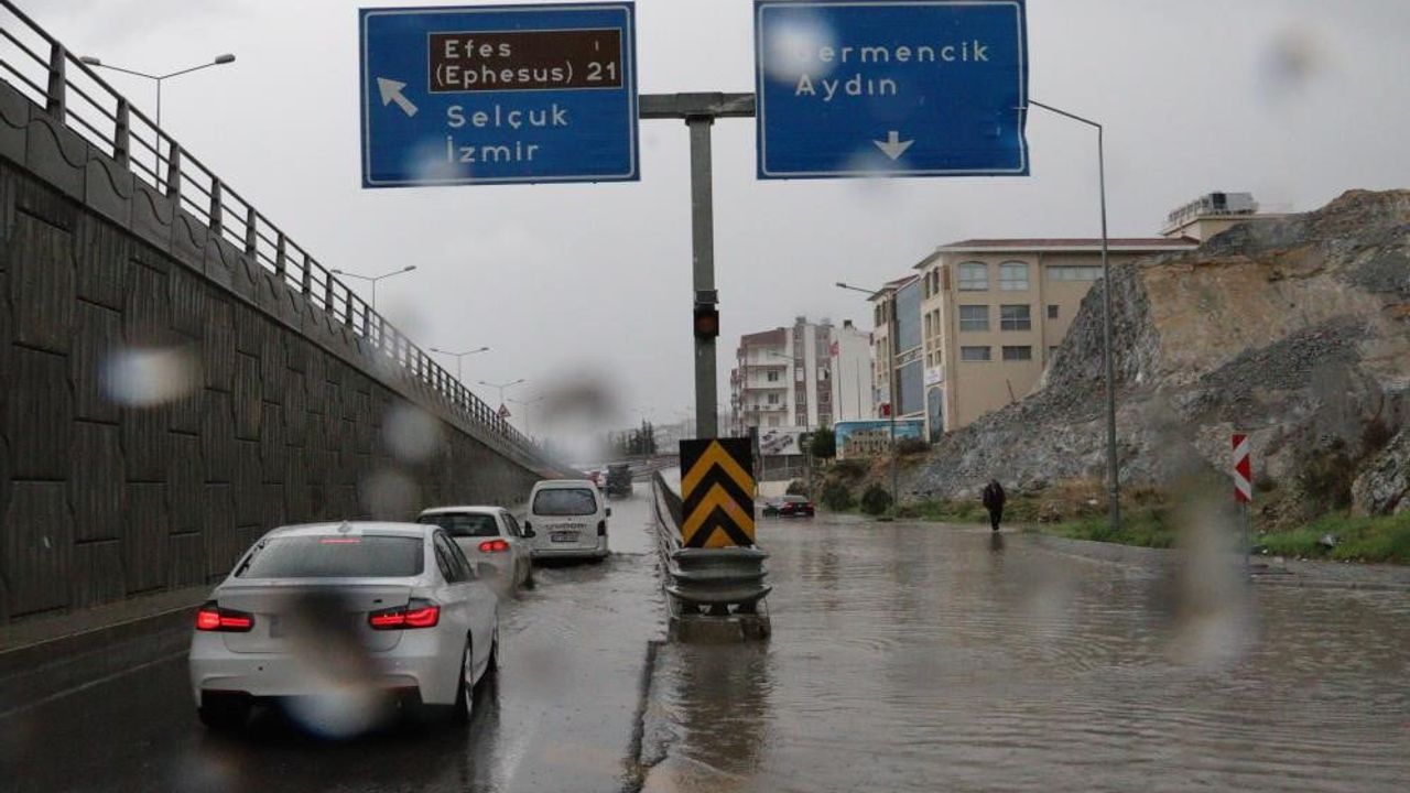 Kıyı Ege'ye kuvvetli sağanak yağış uyarısı: İzmir, Aydın ve Balıkesir kıyıları