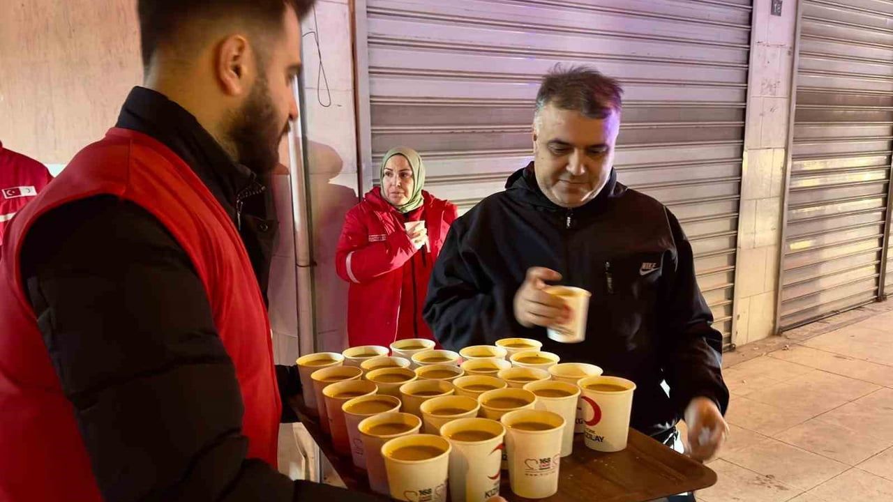 Kızılay, Manisa'da Miraç Kandili'nde 2 bin 500 kişiye ikram dağıttı