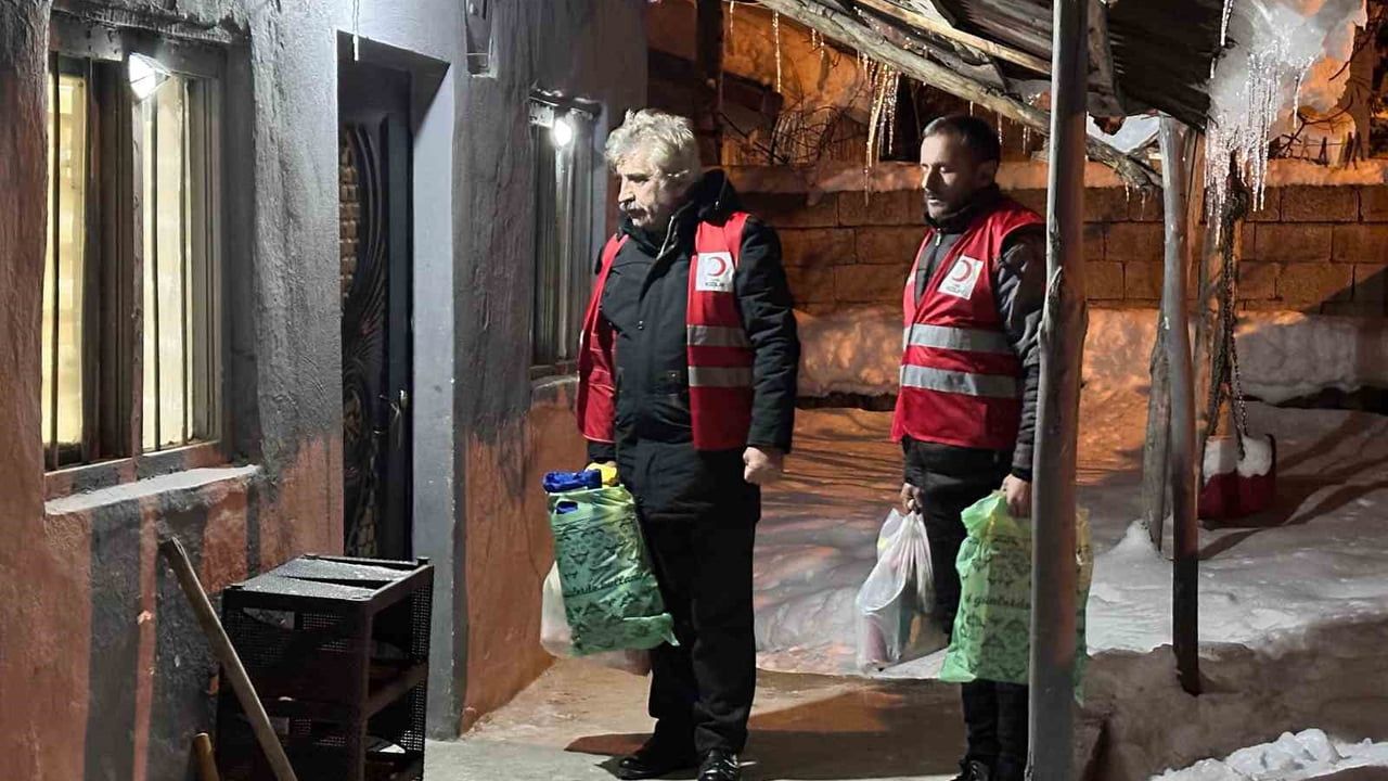 Kızılay Muradiye'de zemheri soğuğuna rağmen iyilik seferberliği