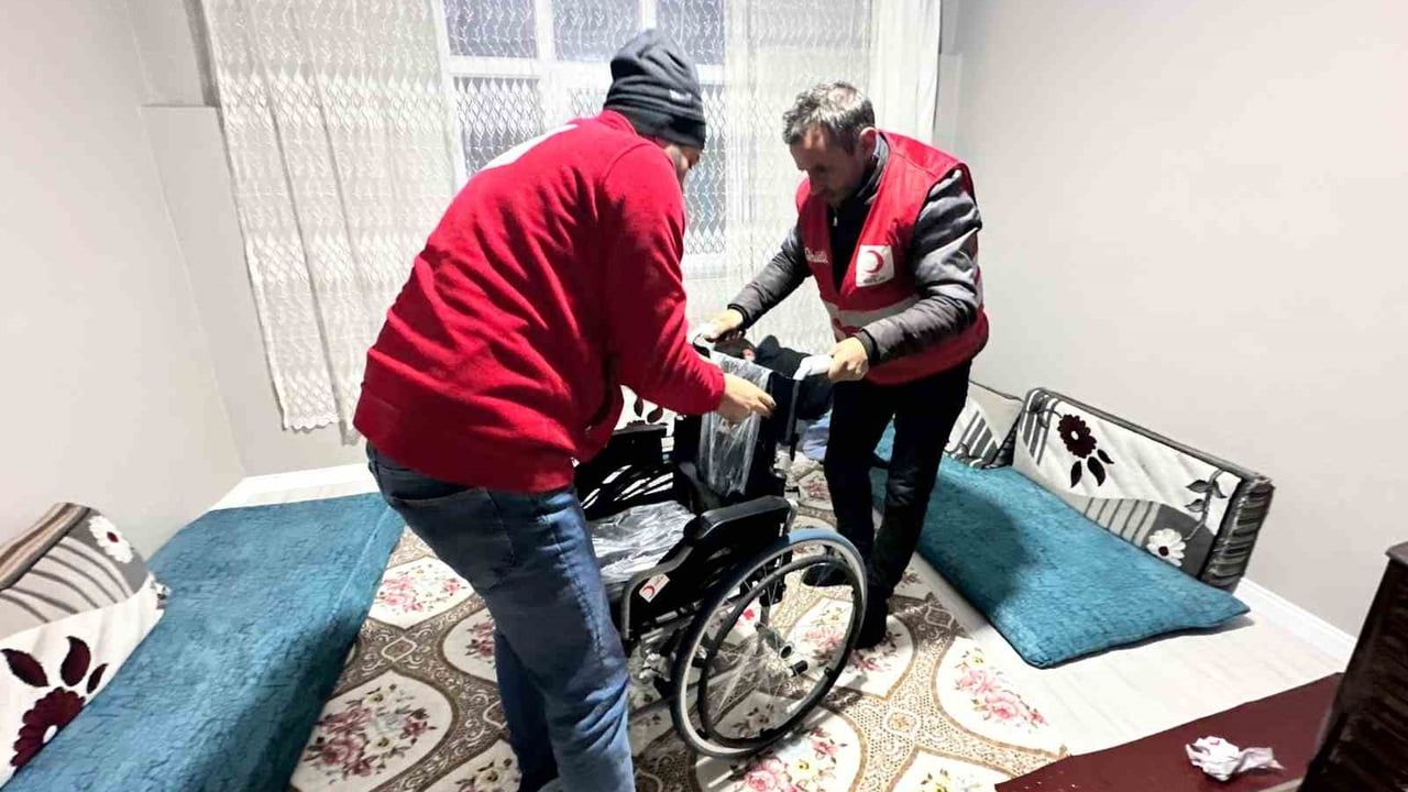 Kızılay Muradiye Şubesi, engelli bireylere tekerlekli sandalye desteğini sürdürüyor