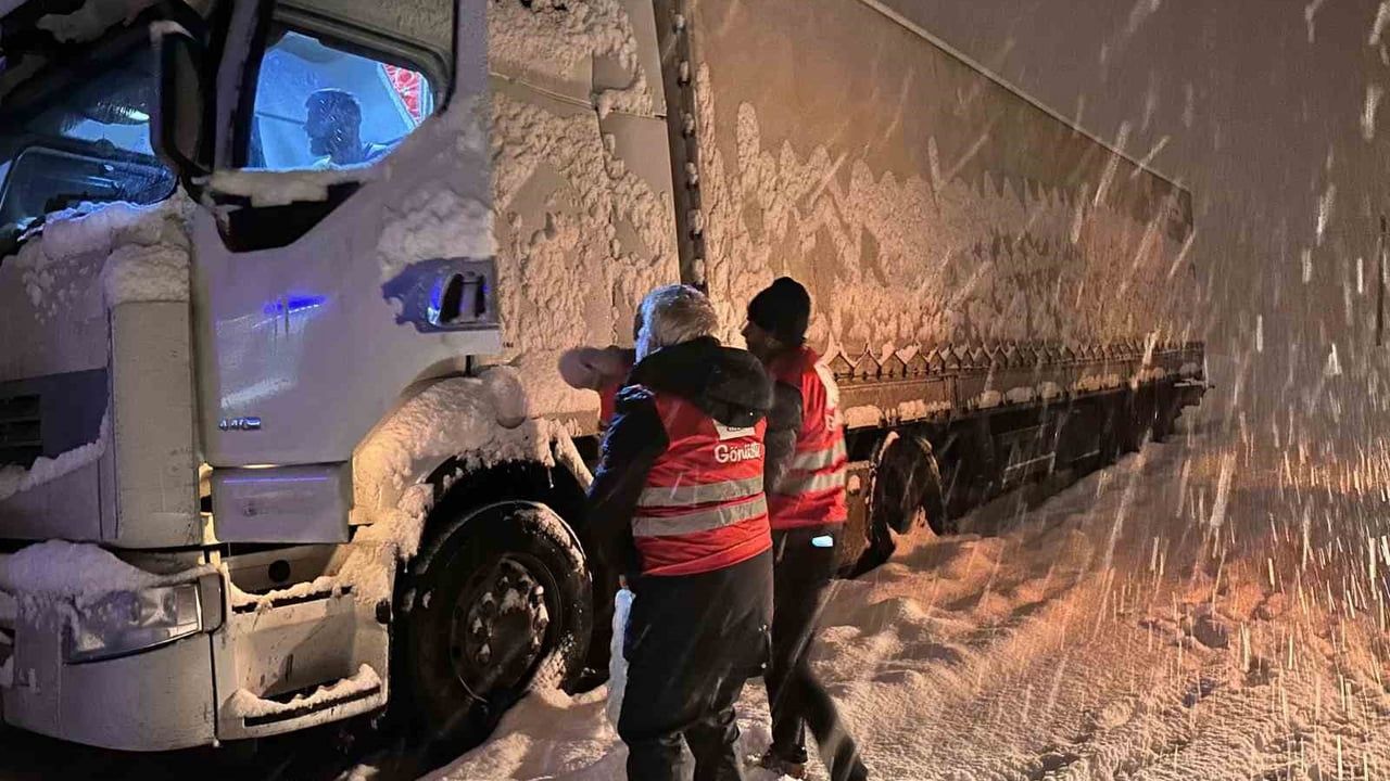 Kızılay, Tendürek Geçidi'nde Mahsur Kalan Tır Şoförlerine Gece Boyu Sıcak Destek