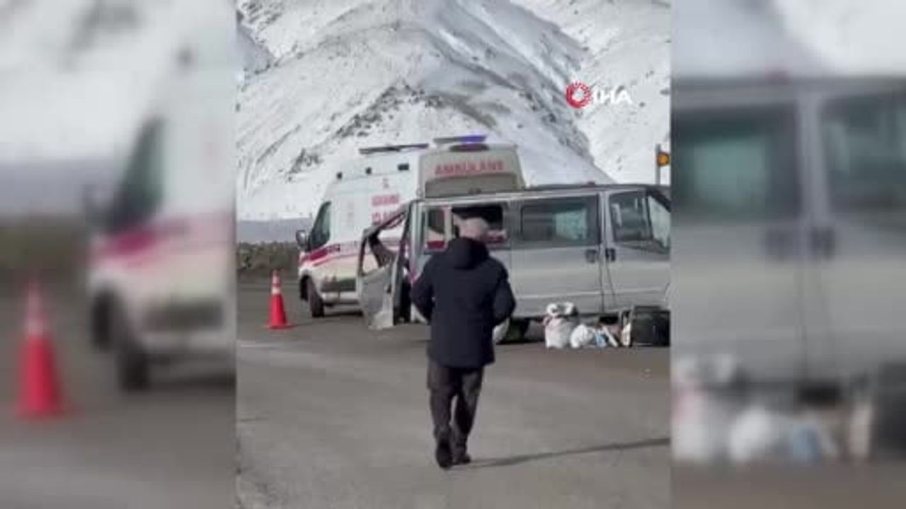 Kızıldağ Geçidi'nde minibüs ile yolcu otobüsü çarpıştı: 3 yaralı