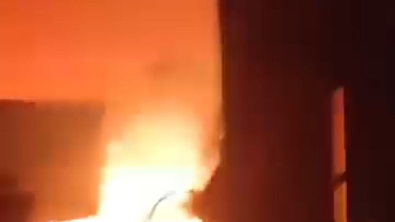 Kızıldağ Yeniyapan'da garaj yangını: Traktör ve tarım ekipmanları kullanılamaz hale geldi