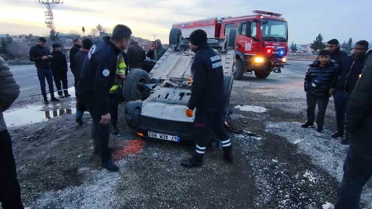 Kızıltepe'de cip hafif ticari araca çarpıp takla attı: 1 yaralı