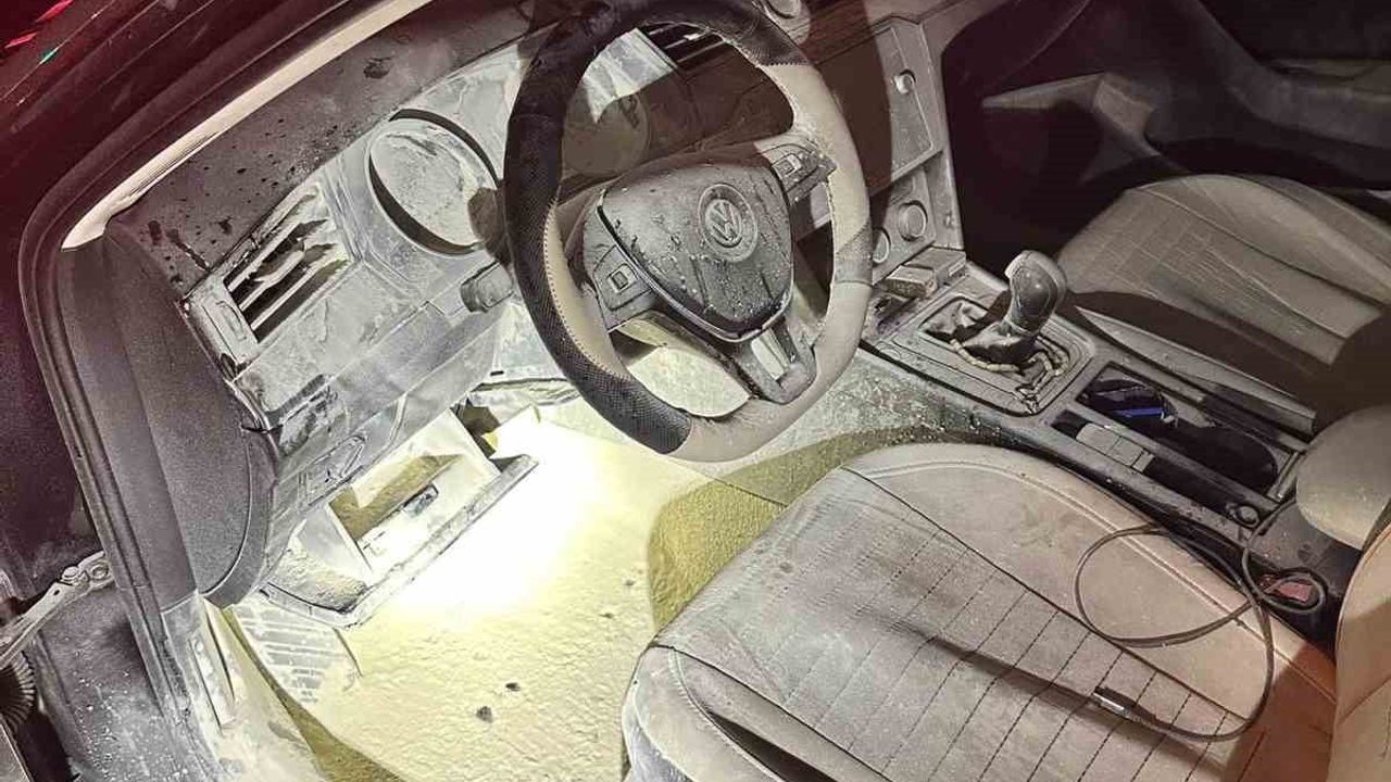 Kızıltepe'de Seyir Halindeki Otomobil Alev Aldı, İtfaiye Müdahalesiyle Söndürüldü