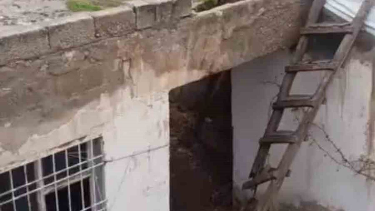Kızıltepe Koçhisar Mahallesi'nde Sağanak Sonrası Kerpiç Evin Damı Çöktü