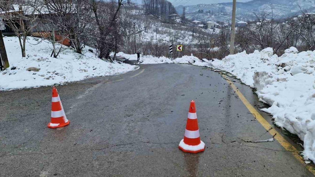 Kocaali'de kar sonrası heyelan: Koğukpelit-Kirazlı bağlantı yolu ulaşıma kapandı