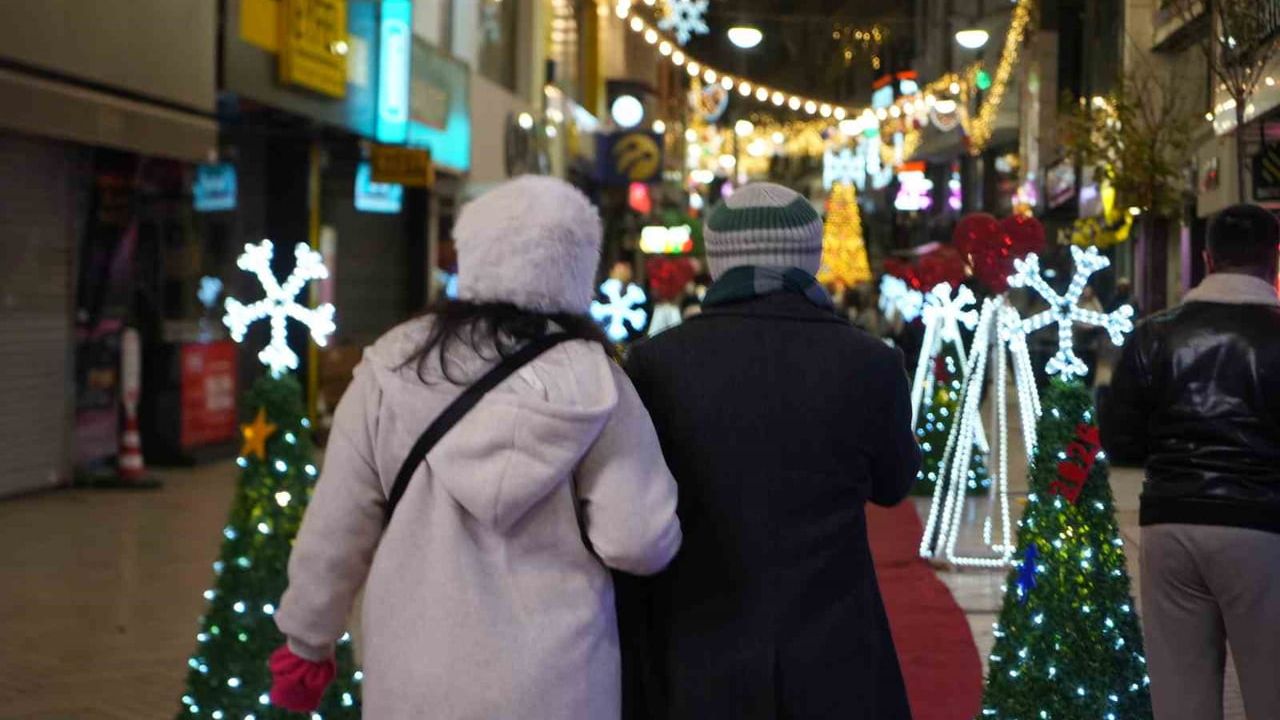 Kocaeli 2026'ya Coşkuyla Girdi: Sokaklar Renkli Işıklarla Doldu