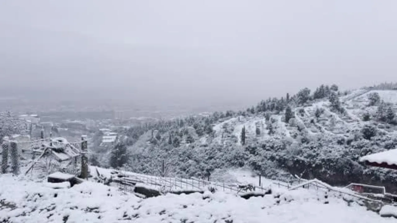 Kocaeli beyaza büründü: Gece başlayan kar şehir merkezini ve yüksek kesimleri etkiledi
