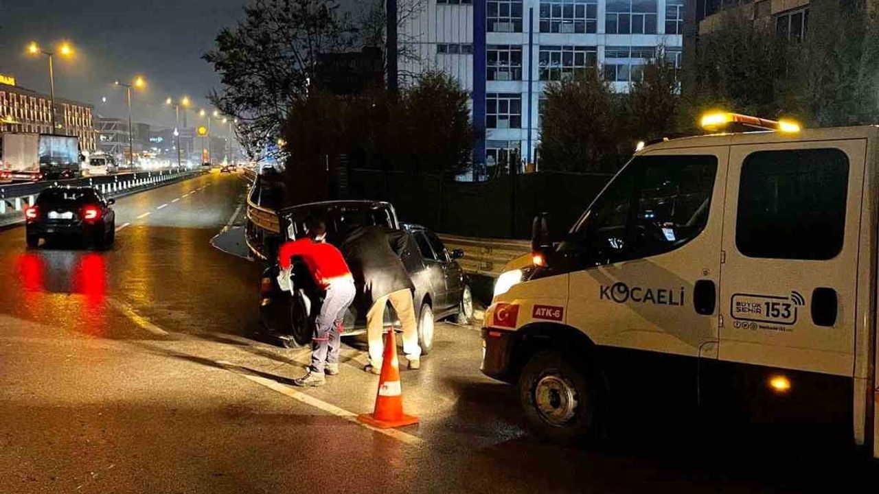 Kocaeli Büyükşehir Belediyesi ekipleri Şehir Hastanesi Köprülü Kavşağı'ndaki kazaya müdahale etti