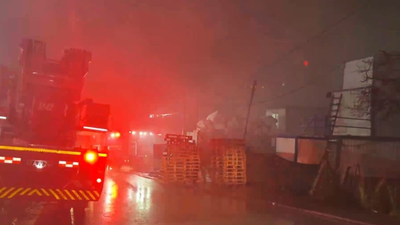 Kocaeli Çayırova'da palet deposunda çıkan yangın kontrol altına alındı