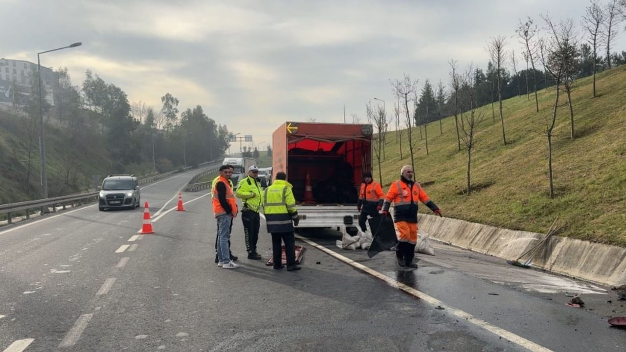 Kocaeli Çayırova'da tır istinat duvarına çarptı: Sürücü ağır yaralandı