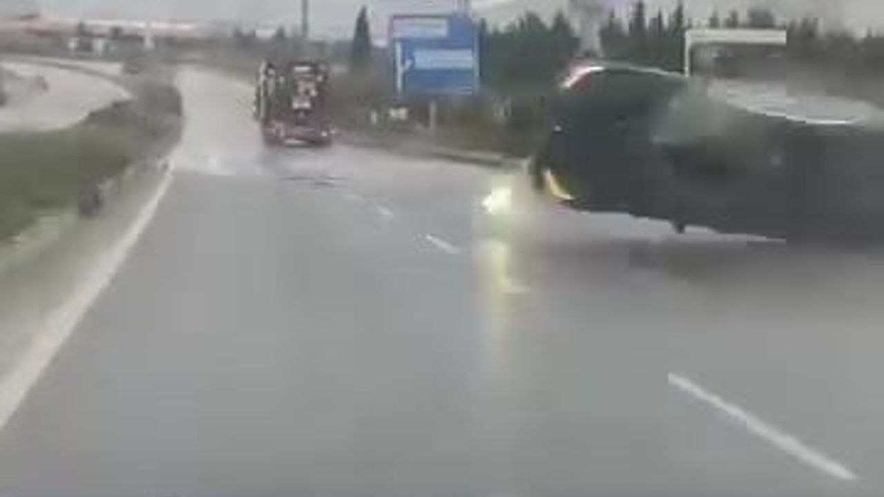 Kocaeli Çayırova'da yağışlı yolda makas atan otomobil takla attı