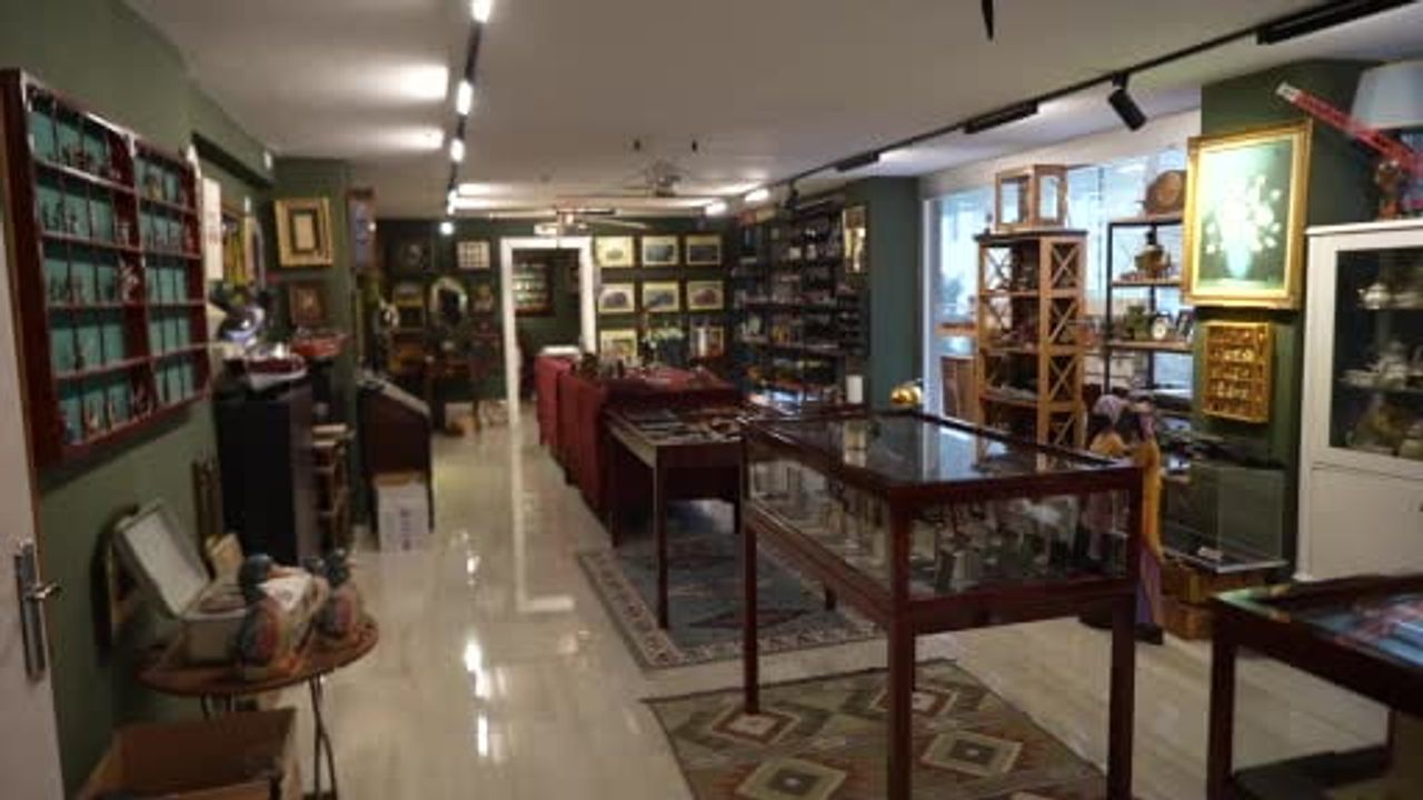 Kocaeli'de 2 bine yakın parça: Ali Öztürk'ün nadir çakmak ve porselen koleksiyonu