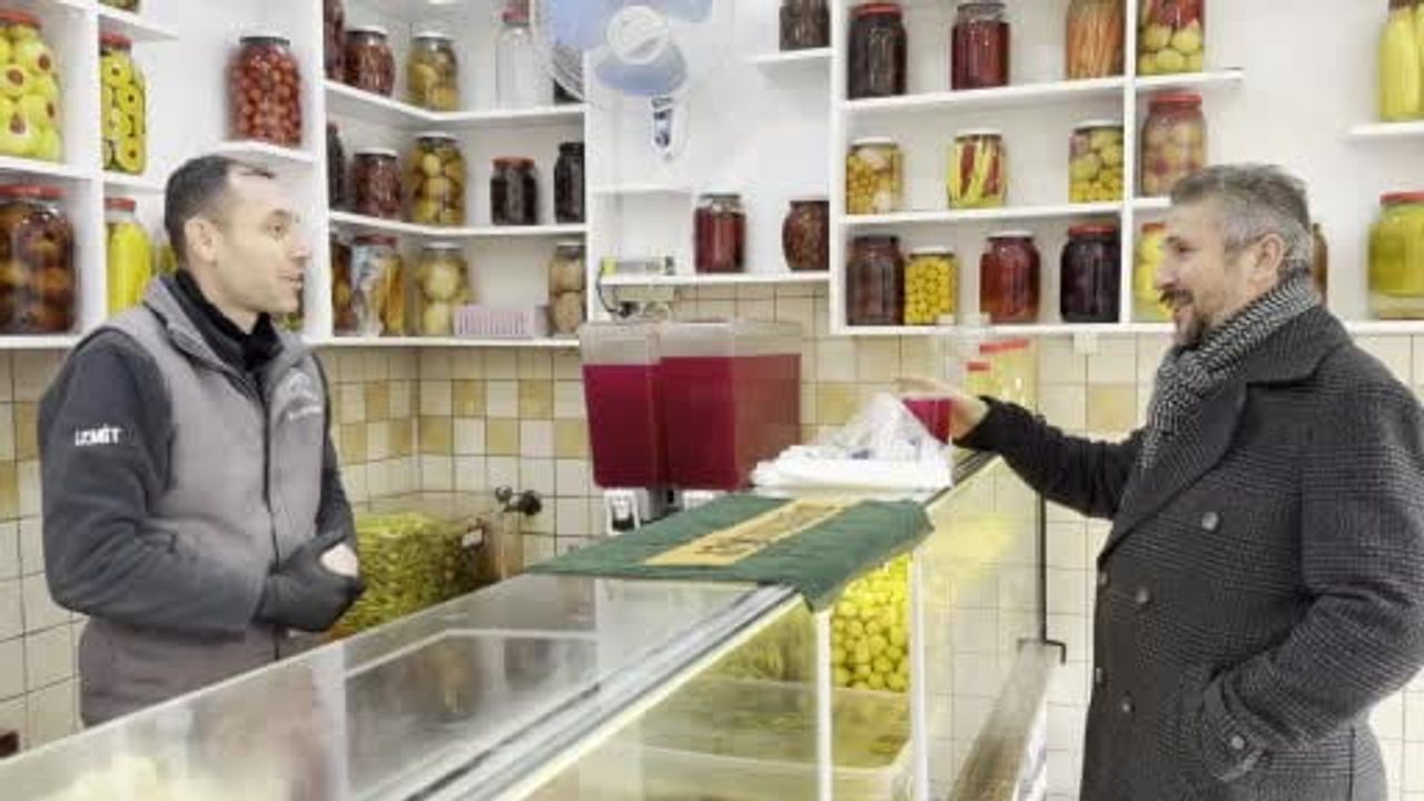 Kocaeli'de 40 yıllık turşucu dükkânı kışta pancar turşusu ve suyuna yoğun ilgi çekiyor